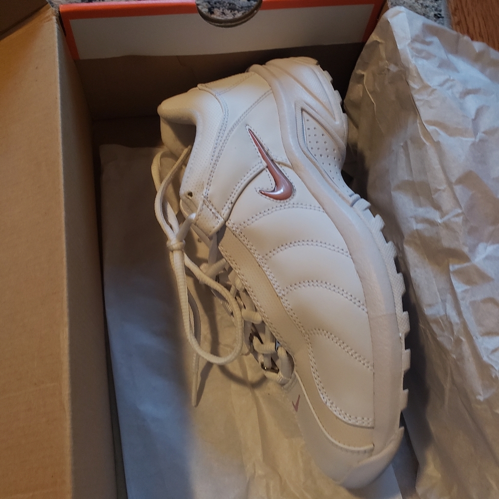 Women| Chunky Nike shoes - Picture 4 of 6